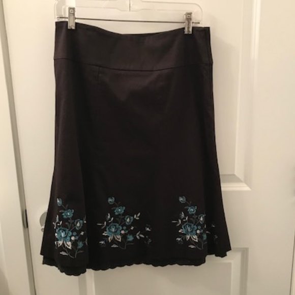 RW&CO. Dresses & Skirts - Embroidered Skirt with Peekaboo Lace Hem NWOT